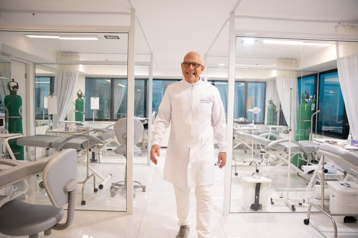 Dr. José Kacowicz em sua clínica