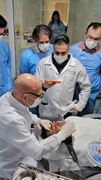 Dr. José Kacowicz em atividade prática de ensino com médicos